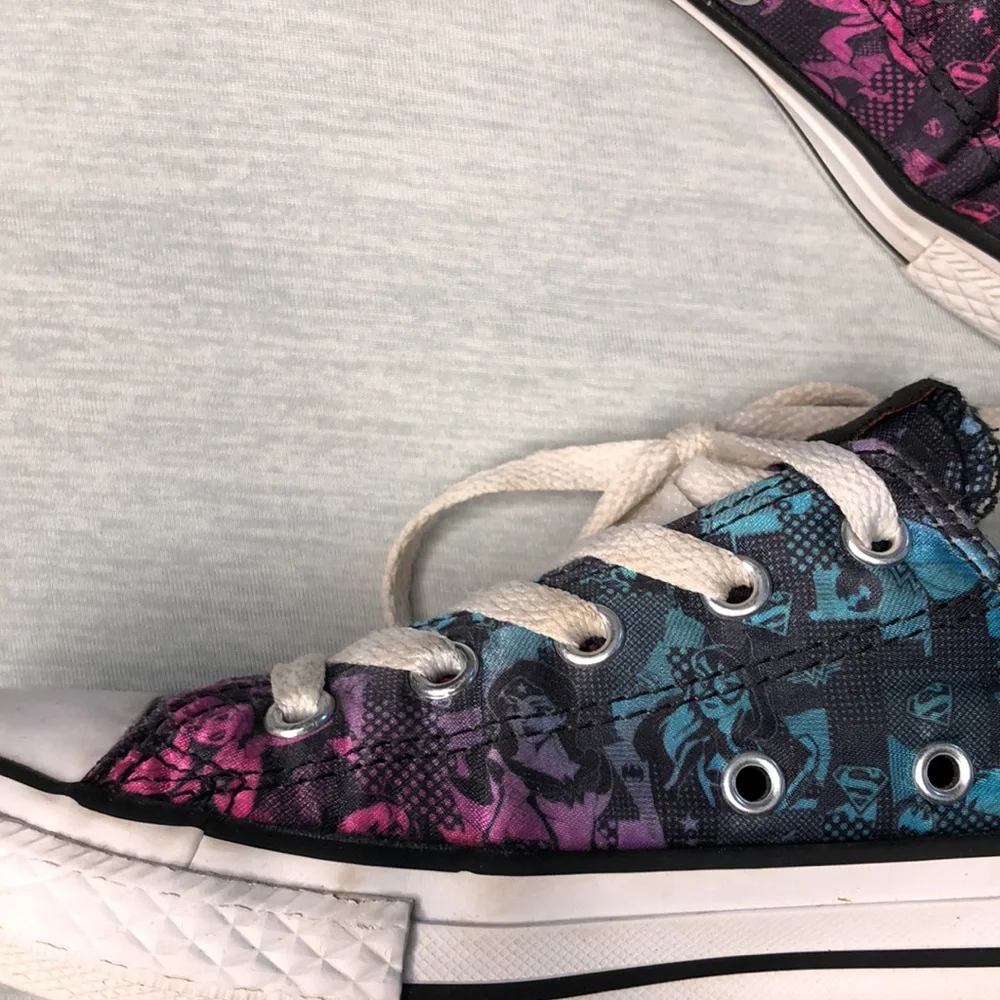 DC Universe Girl converse size 1